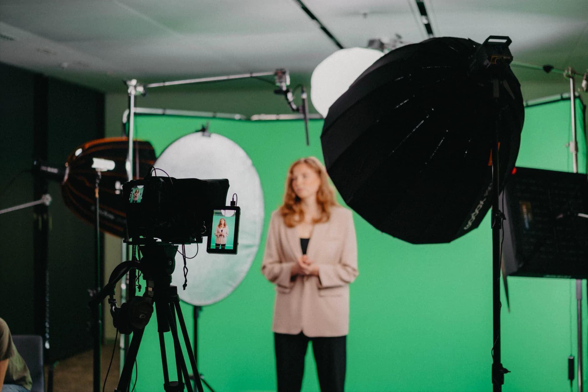 K&R behind the scenes: woman in front of a green screen in the photo studio