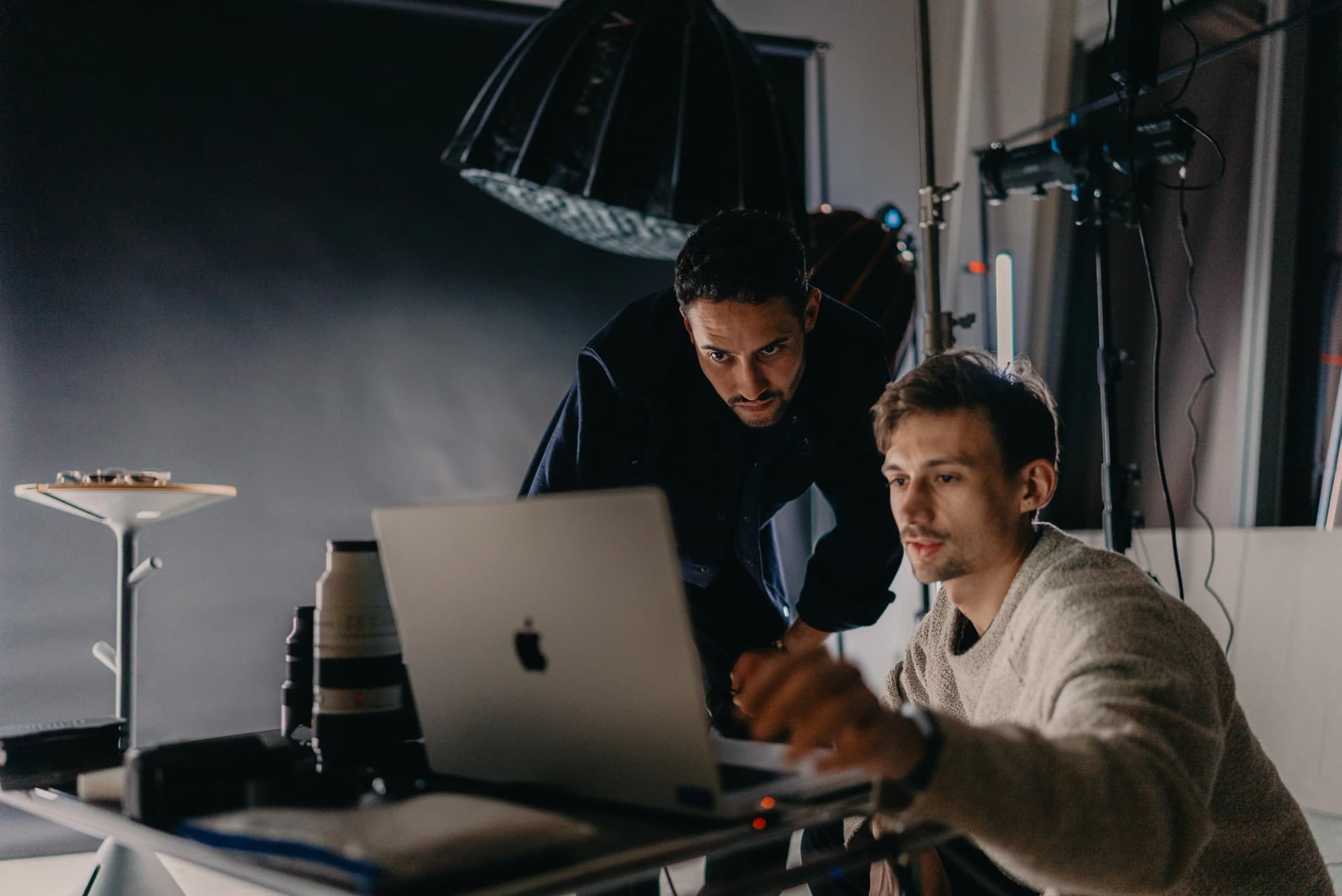 Masilla behind the scenes: two men working on a laptop in the studio