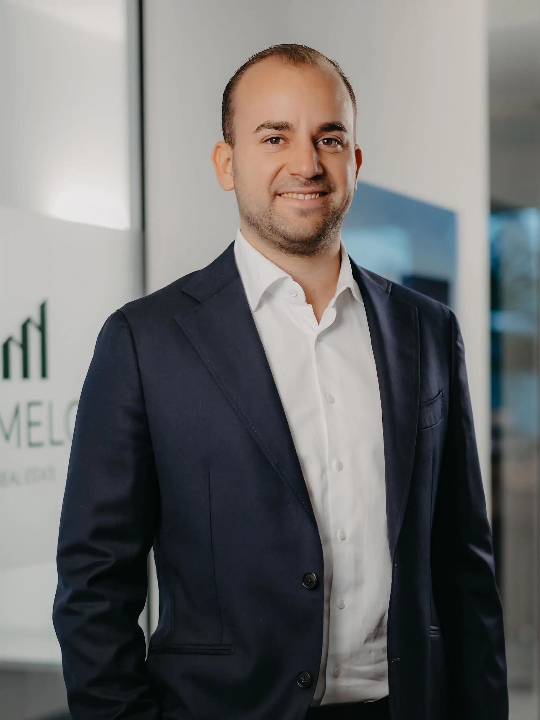 PrimeLog business portrait: smiling man in a shirt and blazer