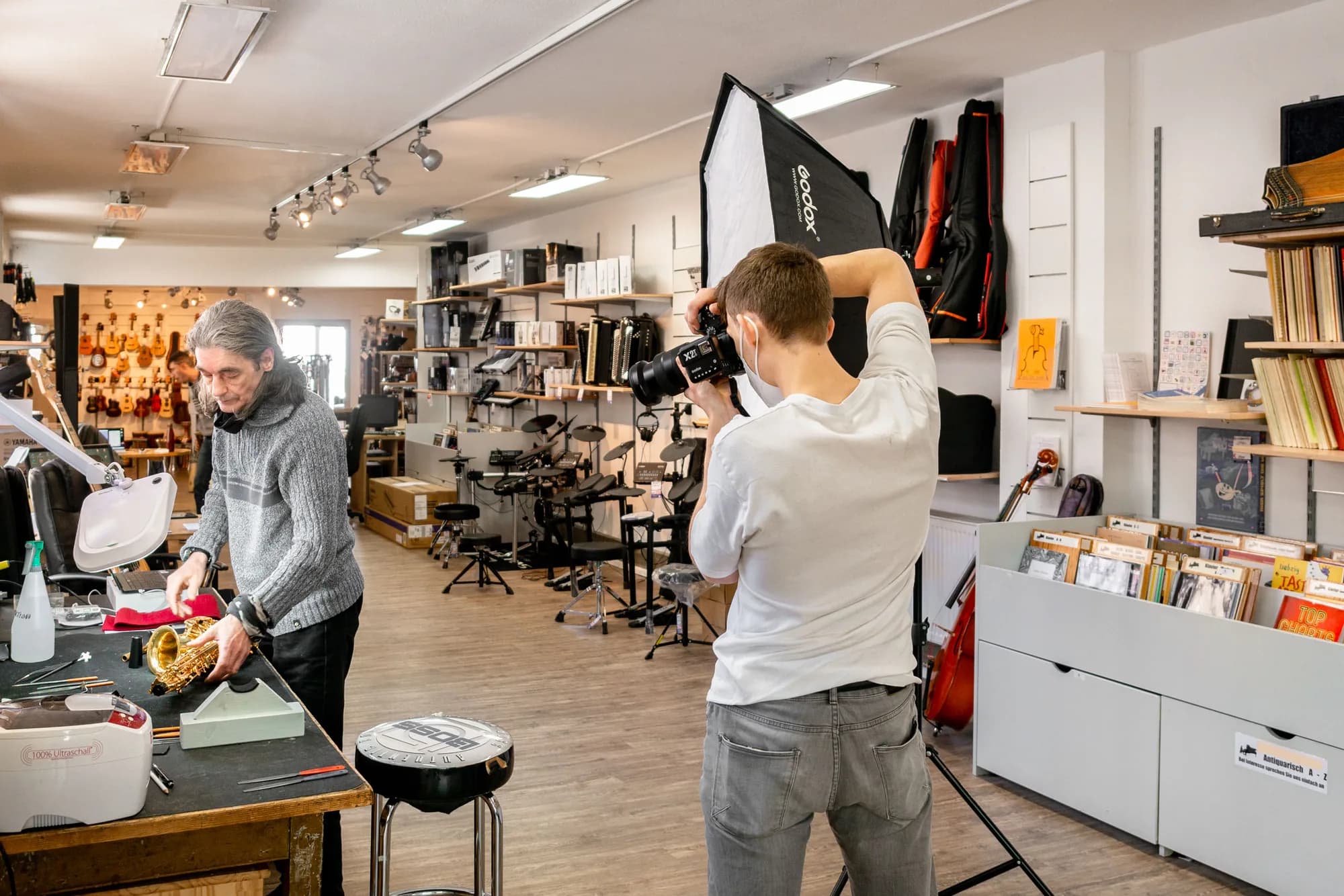 K&R behind the scenes: photographer at Musikhaus André with a saxophone