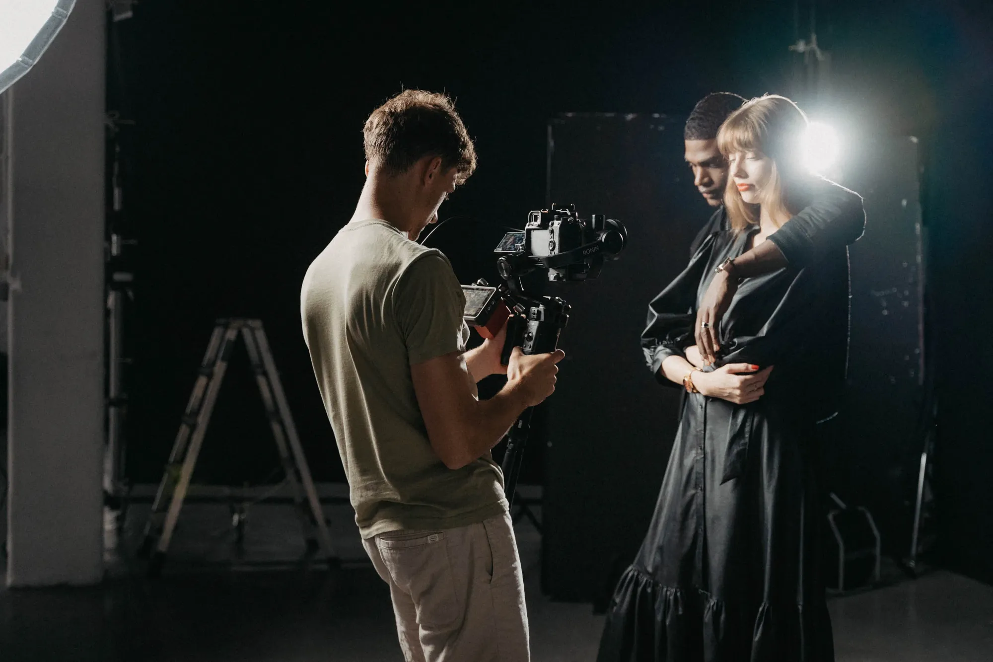 Amor Group film shoot: cameraman filming a couple in the Wiesbaden studio