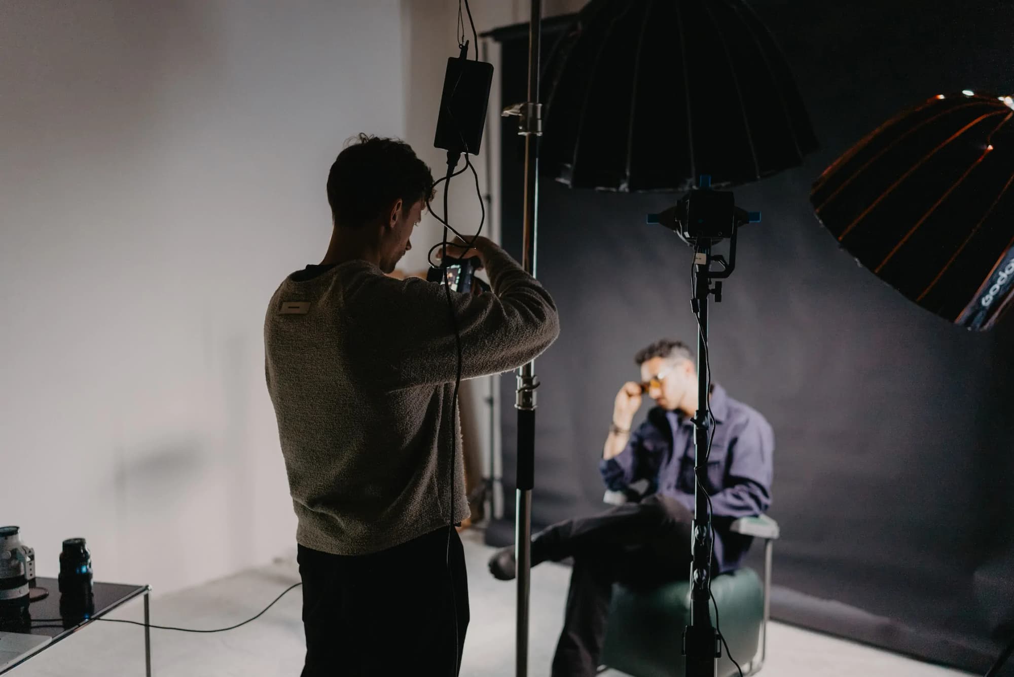 Masilla portrait: photographer taking a portrait photo in the studio with lighting