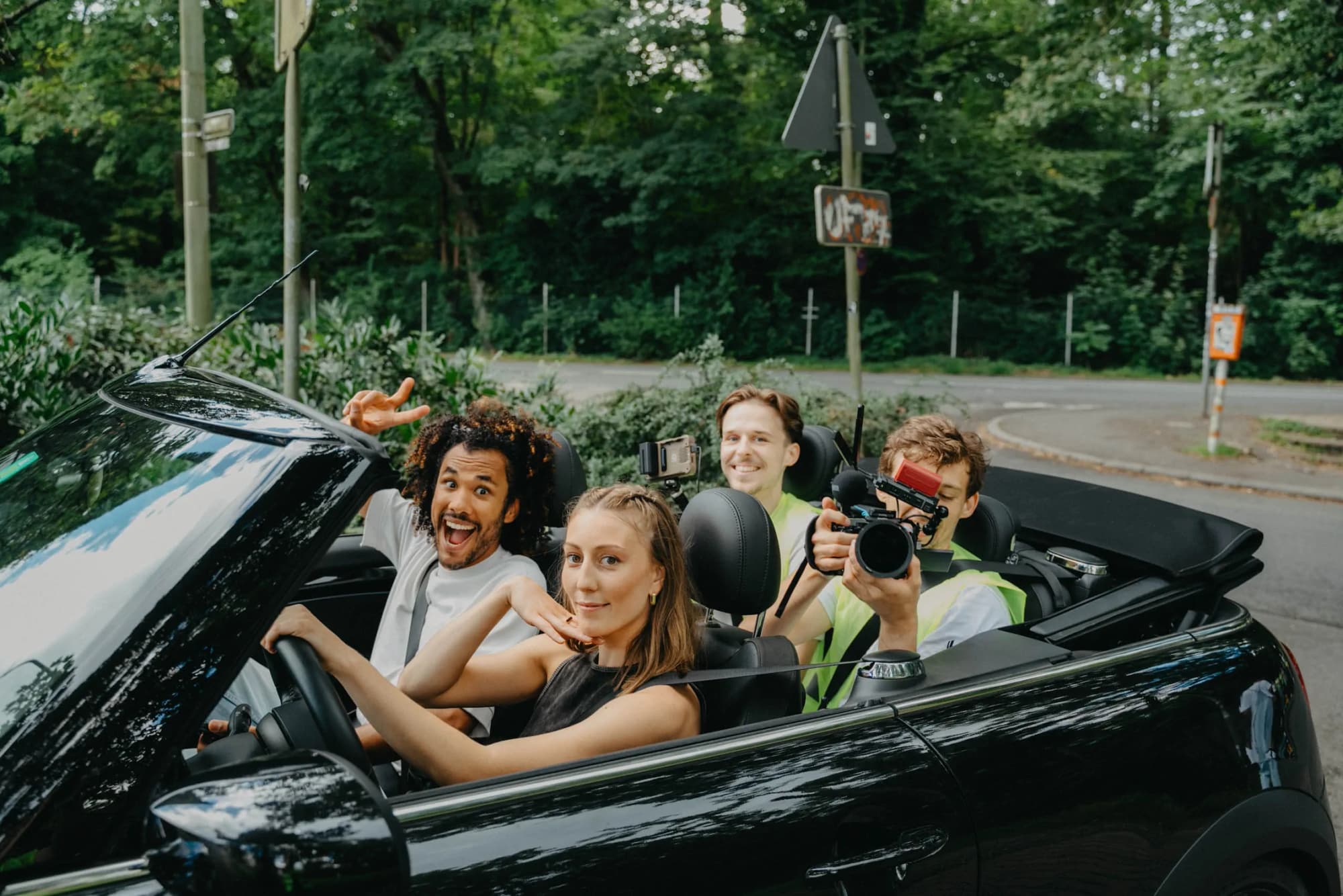 K&R behind the scenes: four young people in a black convertible