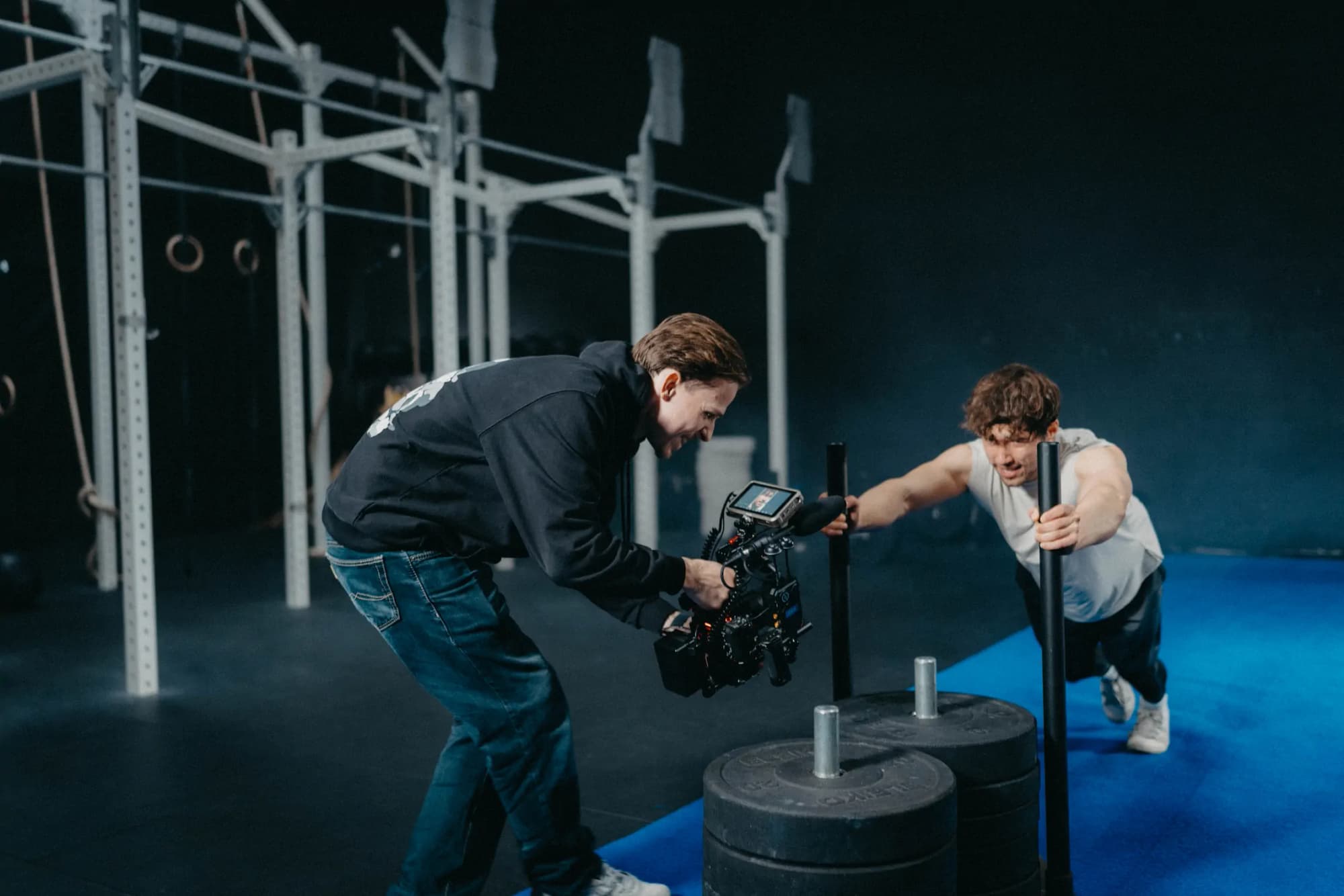 K&R behind the scenes: cameraman filming a CrossFit session in the gym