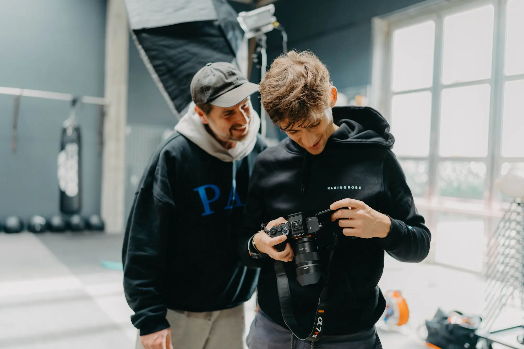 K&R behind the scenes: photographer at work in the studio
