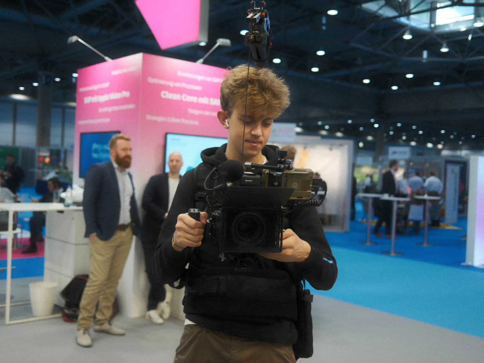 SAP DSAG behind the scenes: cameraman filming at a trade fair